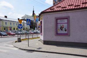 Oferta deserów w oknie pomieszczenia (fot. N. Jastalski)